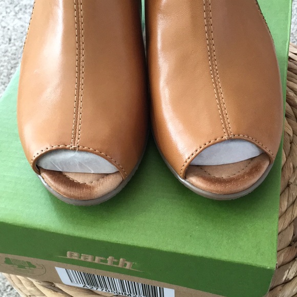 Earth booties. Sand brown leather. Velcro closure. Worn once. 7D - Picture 2 of 9